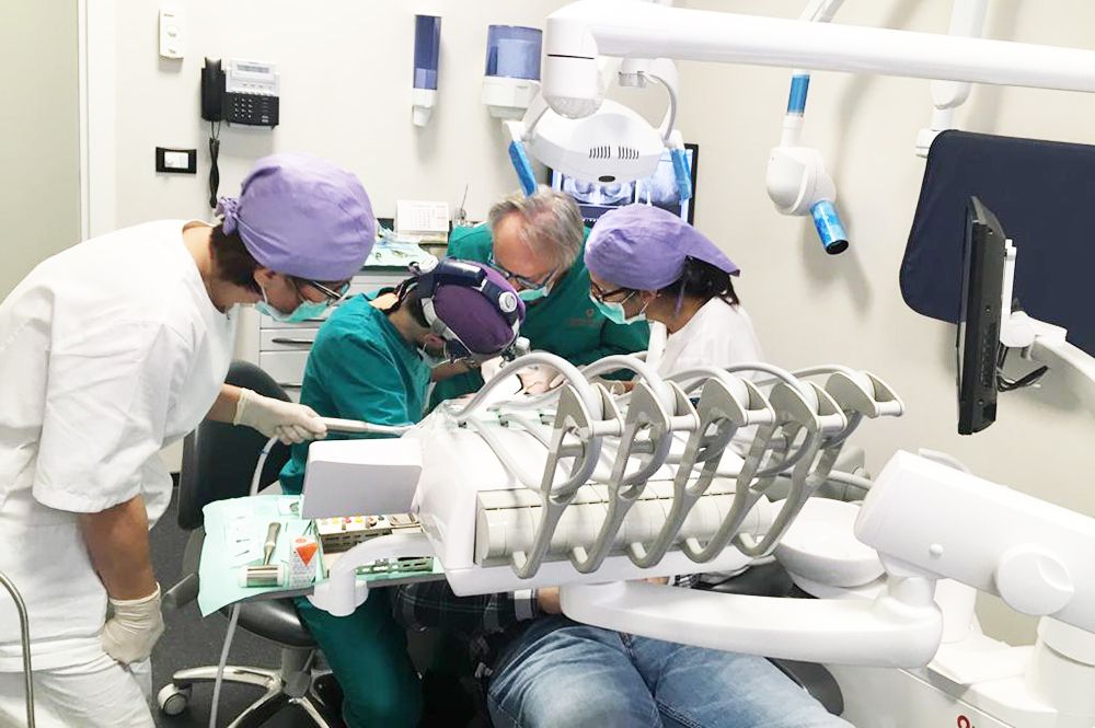 Lo staff Dentalabruzzo durante un trattamento